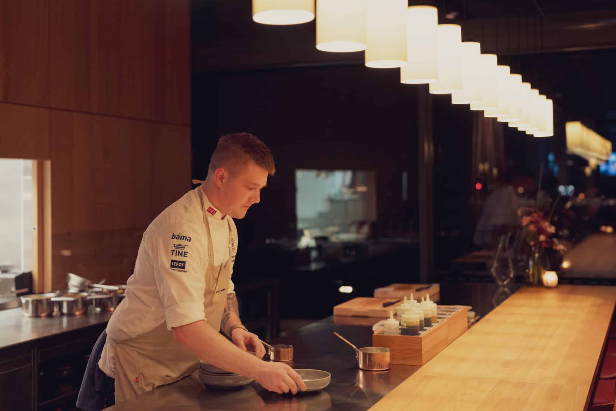 Kokk på Spiseriet som anretter tallerken.